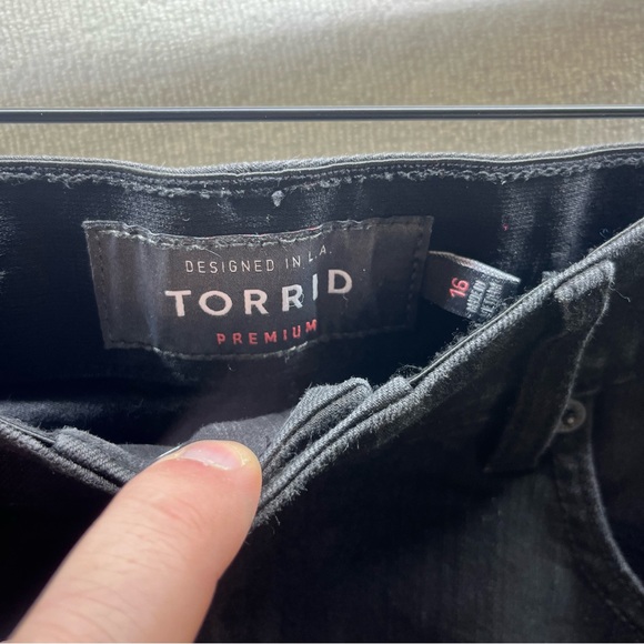Torrid Distressed Bombshell Skinny Crop Jeans Womens 16 Black Denim Stretch 2872 - Picture 2 of 9